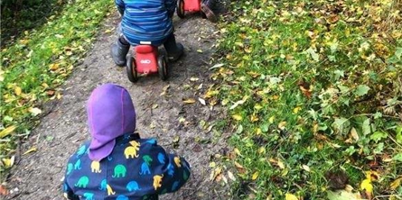 Så bliver dagen ikke bedre: de små på tur på minitraktor