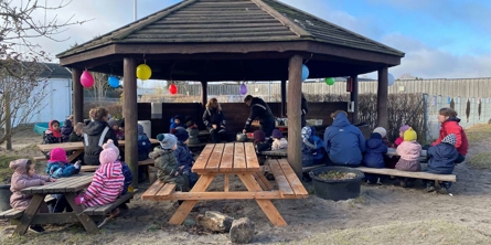 Vi laver bålmad og spiser i bålhytten