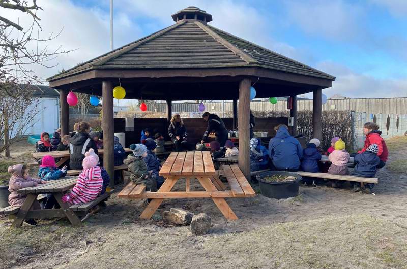 Vi laver bålmad og spiser i bålhytten